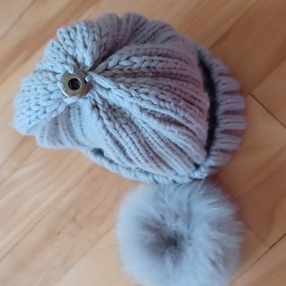 Gray hat with removable rabbit pompom - Picture 3 of 4
